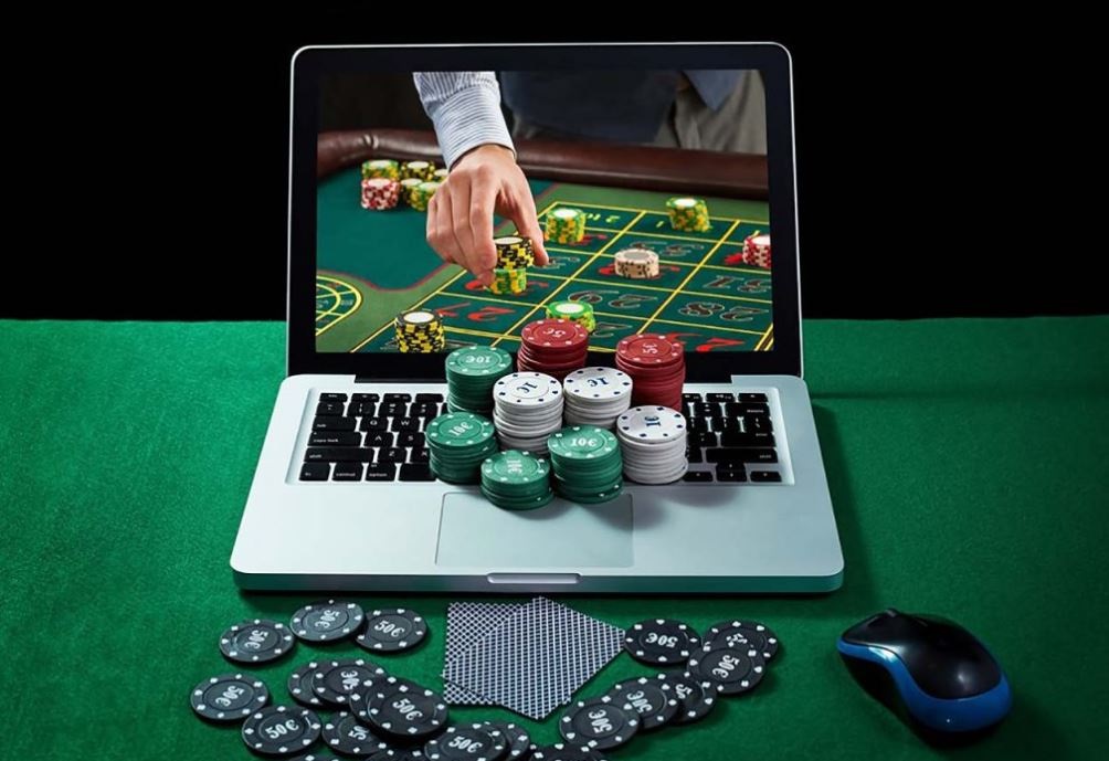 How do online casinos leverage slot psychology?